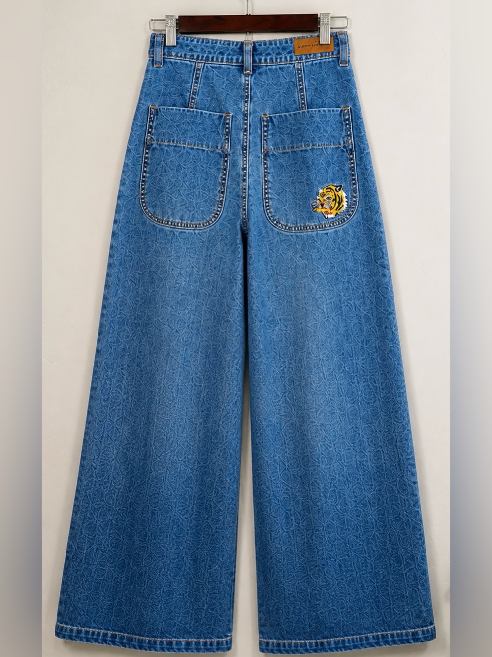 Austin Landing Wide Leg Jeans High Rise Denim Tiger Patch Size 1 32” Inseam